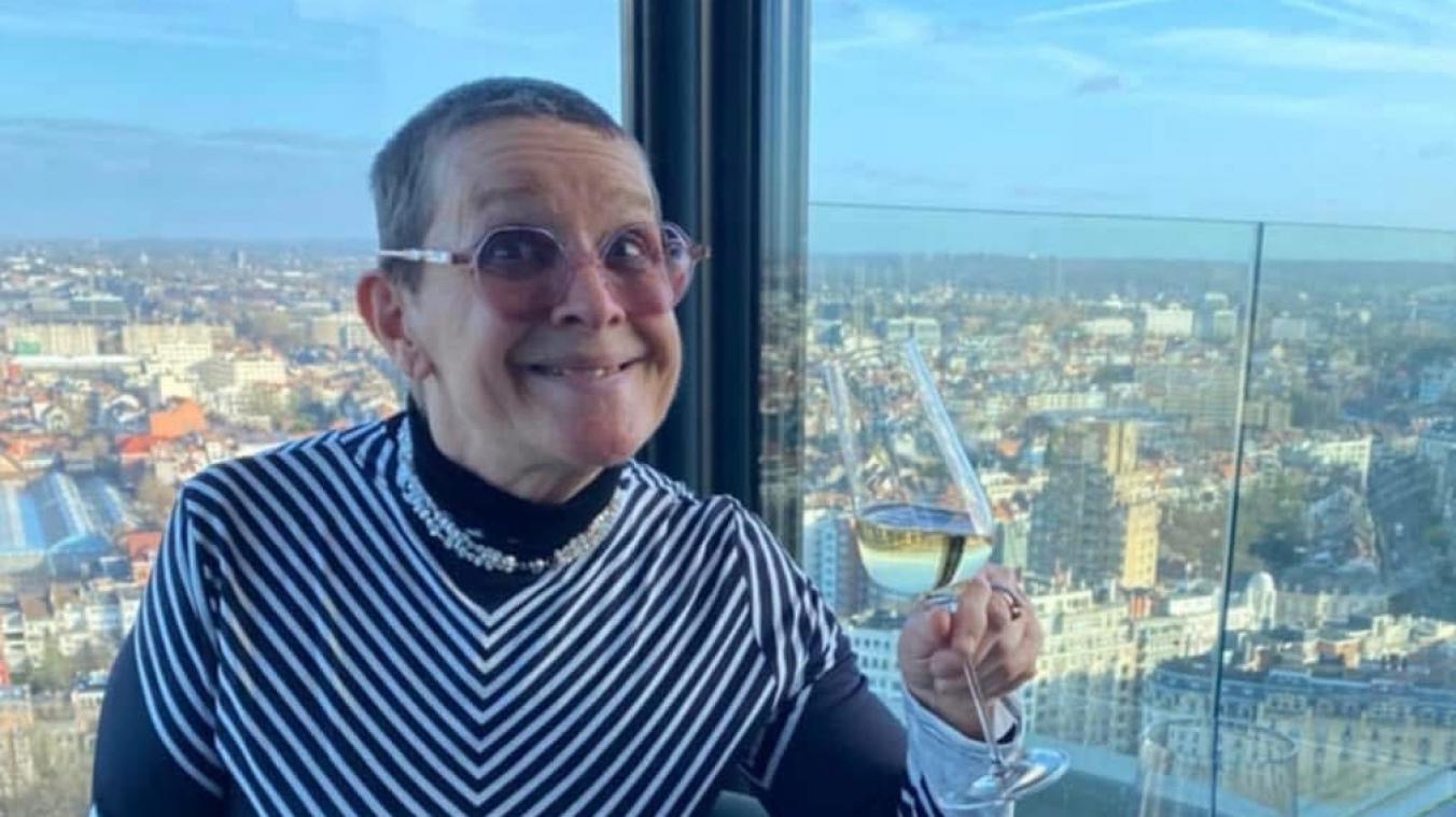 michele steurbaut tient un verre de vin blanc