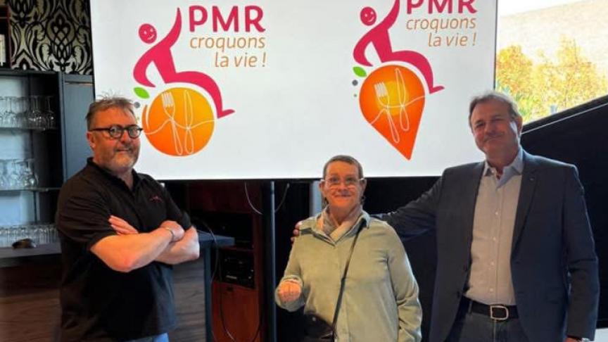 Michèle Steurbaut avec 2 restaurateurs et les logos PMR Croquons la Vie en fond